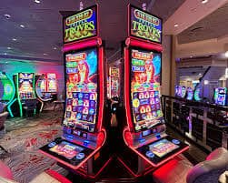 Slot machine reels လှည့်နေသည့် မြင်ကွင်း